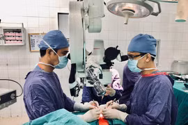 Các bác sỹ thực hiện ca phẫu thuật cho bệnh nhân. (Ảnh: PV/Vietnam+)