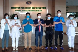 Các bệnh nhân mắc COVID-19 được Bệnh viện Bệnh Nhiệt đới Trung ương công bố khỏi bệnh ngày 2/6. (Ảnh: PV/Vietnam+)