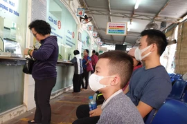 Bộ Y tế đưa ra khuyến cáo người dân cần đeo khẩu trang y tế đúng cách. (Ảnh: PV/Vietnam+)