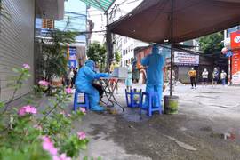 Lấy mẫu xét nghiệm tại Hà Nội. (Ảnh: TTXVN/Vietnam+)