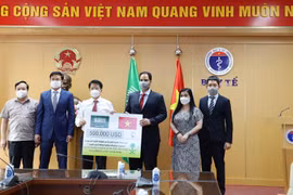 Đại diện Bộ Ngoại giao và Bộ Y tế tiếp nhận gói viện trợ y tế trị giá 500.000 USD từ Đại biện lâm thời Đại sứ quán Saudi Arabia tại Việt Nam. (Ảnh: PV/Vietnam+)