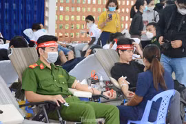 Các bạn trẻ tham gia tại Chương trình hiến máu Chủ nhật Đỏ. (Ảnh: PV/Vietnam+)
