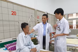 Các bác sỹ thăm khám cho bệnh nhân sau phẫu thuật. (Ảnh: PV/Vietnam+)