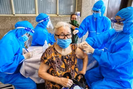 Tiêm vaccine phòng COVID-19 tại điểm tiêm Cung Văn hóa lao động hữu nghị Việt-Xô, Hà Nội. (Ảnh: Thành Đạt/TTXVN) 