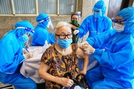 Tiêm vaccine phòng COVID-19 tại điểm tiêm Cung Văn hóa lao động hữu nghị Việt-Xô, Hà Nội. (Ảnh: Thành Đạt/TTXVN) 