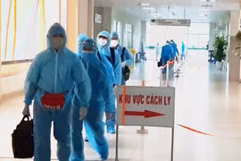 Đoàn công dân từ Guinea Xích Đạo về nước cách ly tại Bệnh viện Bệnh Nhiệt đới Trung ương. (Ảnh: PV/Vietnam+)