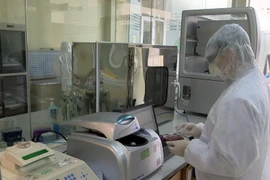 Hệ thống xét nghiệm bệnh phẩm xác định mắc bệnh COVID-19 cho người bệnh. (Ảnh: TTXVN)