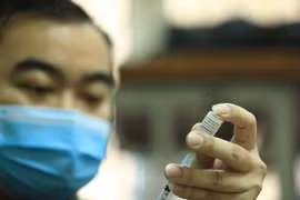Tiêm vaccine phòng COVID-19 cho người dân. (Ảnh: Hoàng Hiếu/TTXVN)