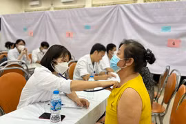 Nhân viên y tế khám sàng lọc bệnh cho người dân. (Ảnh: PV/Vietnam+)