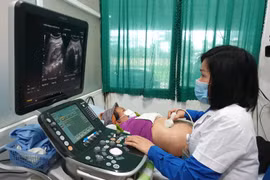 Bác sỹ thuộc dự án bác sỹ trẻ tình nguyện siêu âm cho người dân tại một huyện vùng cao. (Ảnh: T.G/Vietnam+)