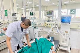 Bác sỹ theo dõi sức khỏe cho bệnh nhân. (Ảnh: PV/Vietnam+)