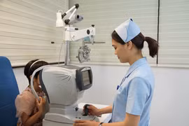Nhân viên y tế khám, theo dõi các bệnh về mắt cho trẻ em. (Ảnh: PV/Vietnam+)