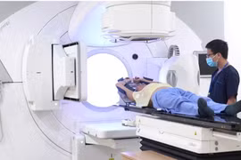 Các bệnh nhân ung thư được xạ trị miễn phí trên hệ thống xạ trị ung thư gia tốc thế hệ mới. (Ảnh: PV/Vietnam+)
