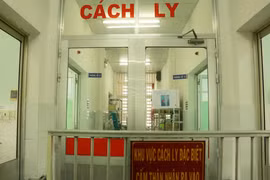 Giám sát hoạt động cách ly, điều trị bệnh nhân COVID-19 tại Khoa Bệnh Nhiệt đới, Bệnh viện Chợ Rẫy Thành phố Hồ Chí Minh. (Ảnh: Đinh Hằng/TTXVN)