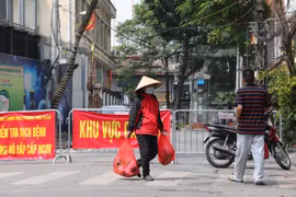 Cơ quan chức năng lắp đặt chốt kiểm soát để phòng chống bệnh COVID-19. (Ảnh: Thành Đạt/TTXVN)