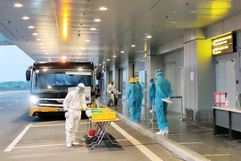 Lực lượng y tế chuẩn bị đón công dân Việt Nam trở về nước từ Sân bay Vân Đồn. (Ảnh: TTXVN) 