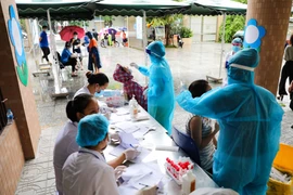 Lấy mẫu xét nghiệm cho người dân phường Cầu Dền, quận Hai Bà Trưng. (Ảnh: Thanh Tùng/TTXVN)