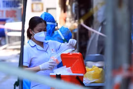Nhân viên y tế làm công tác lấy mẫu xét nghiệm. (Ảnh: TTXVN/Vietnam+)