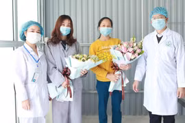 Hai bệnh nhân nhiễm dịch COVID-19 được chữa khỏi ở bệnh viện tuyến huyện tại "tâm dịch Bình Xuyên." (Ảnh: Hoàng Hùng/TTXVN) 