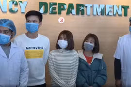 Các bệnh nhân trong ngày ra viện. (Ảnh: PV/Vietnam+)