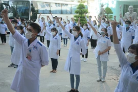 Hơn 100 cán bộ, sinh viên trường Đại học Kỹ thuật Y- Dược Đà Nẵng lên đường hỗ trợ tỉnh Phú Yên. (Ảnh: Văn Dũng/TTXVN)