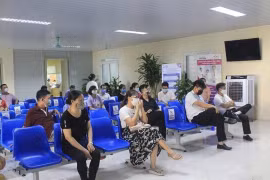 Các điểm tiêm vaccine đảm bảo đúng khoảng cách giãn cách. (Ảnh: PV/Vietnam+)