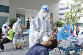 Nhân viên y tế xét nghiệm cho người dân tại Hà Nội. (Ảnh: Minh Quyết/TTXVN)