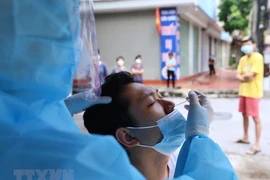 Lấy mẫu xét nghiệm cho người dân. (Ảnh: TTXVN/Vietnam+)