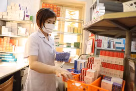 Nhân viên y tế tại bệnh viện sắp thuốc để cấp cho bệnh nhân. (Ảnh: Minh Quyết/Vietnam+)