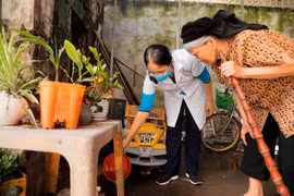 Nhân viên y tế hướng dẫn người dân xử lý nước thừa, nước đọng tại các vật dụng, đồ dùng sinh hoạt trong gia đình. (Ảnh: Minh Quyết/TTXVN)