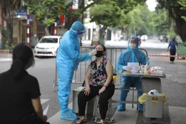 Nhân viên y tế quận Hai Bà Trưng lấy mẫu xét nghiệm COVID-19 cho người dân phường Nguyễn Du ngày 16/8/2021. (Ảnh: Minh Quyết/TTXVN)