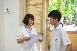 Thí sinh làm thủ tục vào phòng thi. (Ảnh: PV/Vietnam+)