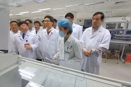 Phó Thủ tướng Vũ Đức Đam kiểm tra hê thống labo tại Bệnh viện Bệnh Nhiệt đới Trung ương. (Ảnh: PV/Vietnam+)