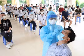Hà Nội lấy mẫu xét nghiệm sàng lọc vi rút SARS-CoV-2 diện rộng. (Ảnh: TTXVN)