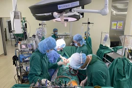 Các bác sỹ Bệnh viện tim Hà Nội thực hiện một ca phẫu thuật. (Ảnh: PV/Vietnam+)