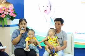 Gia đình chị Nông Thị Quỳnh chia sẻ về hành trình có con. (Ảnh: PV/Vietnam+)