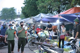 Phòng, chống dịch COVID-19 tại chợ đầu mối của Hà Nội. (Ảnh: Vũ Sinh/TTXVN)