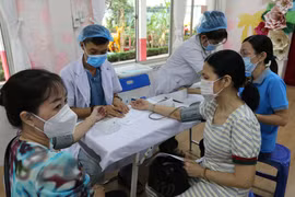 Khám bệnh cho người lao động. (Ảnh: Thanh Vũ/TTXVN)