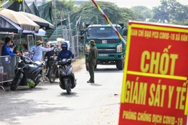 Huyện Đông Anh lập chốt kiểm soát chặt chẽ giữa khu vực giáp ranh Hà Nội-Bắc Ninh. (Ảnh: Thành Đạt/TTXVN)