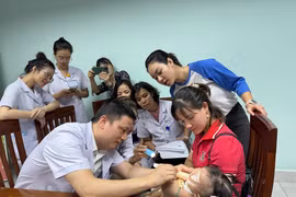 Bác sỹ Bệnh viện Nhi Trung ương khám cho trẻ bị dị tật khe hở môi-vòm miệng. (Ảnh: T.G/Vietnam+)