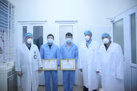 Lãnh đạo Bộ Y tế trao bằng khen cho các bác sỹ, điều dưỡng trong việc đón 30 công dân Việt Nam từ tỉnh Hồ Bắc, Trung Quốc về nước tránh dịch. (Ảnh: PV/Vietnam+)