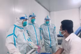 Điều trị cho bệnh nhân mắc COVID-19. (Ảnh: PV/Vietnam+)