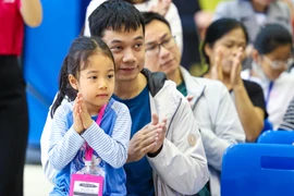 Bé Phạm Bảo Châu và bố tham gia các hoạt động học và trải nghiệm tại TH School. (Ảnh: Minh Sơn/Vietnam+)