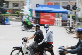 Vẫn có một số người dân không đeo khẩu trang khi ra đường. (Ảnh: Thành Đạt/TTXVN)