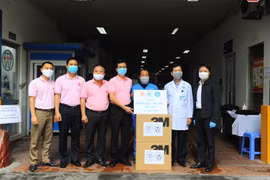 Hội Thầy Thuốc trẻ Việt Nam tặng khẩu trang 3M cho các đơn vị y tế. (Ảnh: PV/Vietnam+)