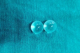 Hai viên bi được các bác sỹ phẫu thuật lấy ra. (Ảnh: PV/Vietnam+)