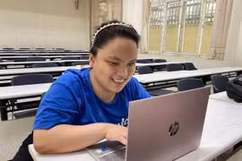 Tiêu Phương Anh tại phòng học của Trường Đại học Khoa học Xã hội và Nhân văn. (Ảnh: PV/Vietnam+)