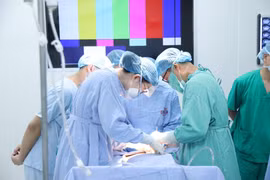 Các bác sĩ phẫu thuật cho một trường hợp mắc bệnh ung thư. (Ảnh: PV/Vietnam+)