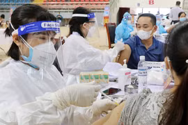 Nhân viên y tế tiêm chủng vaccine cho người dân. (Ảnh: Trung Kiên/TTXVN)