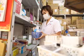 Nhân viên y tế kiểm tra thuốc tại kho thuốc. (Ảnh: PV/Vietnam+)